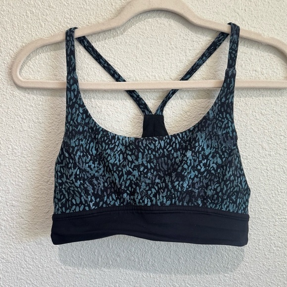 Lululemon Train Times Sports Bra in Illuminate Multi Blue Black Size 8 Workout - Picture 1 of 7